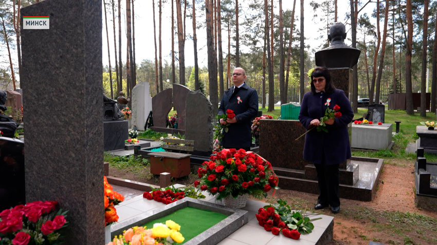 Руководство и судьи Верховного Суда возложили цветы к могиле Героя Советского Союза Марии Осиповой
