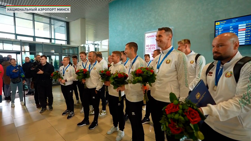 Сборную Беларуси по пляжному футболу встретили в Национальном аэропорту Минск