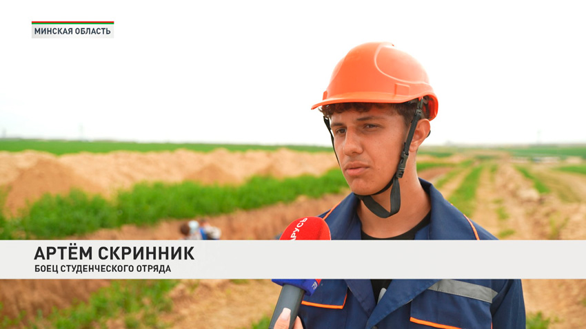 Студенческие отряды помогают в строительстве новой теплицы