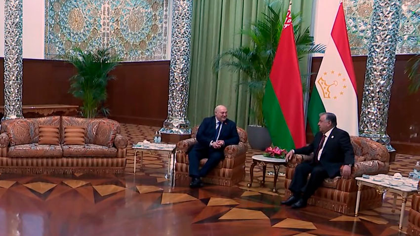 Александра Лукашенко встретил лидер Таджикистана Эмомали Рахмон.