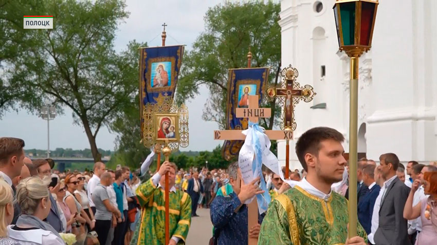 Колокольным переливом Полоцкая София провела крестный ход к Спасо-Евфросиниевскому монастырю.