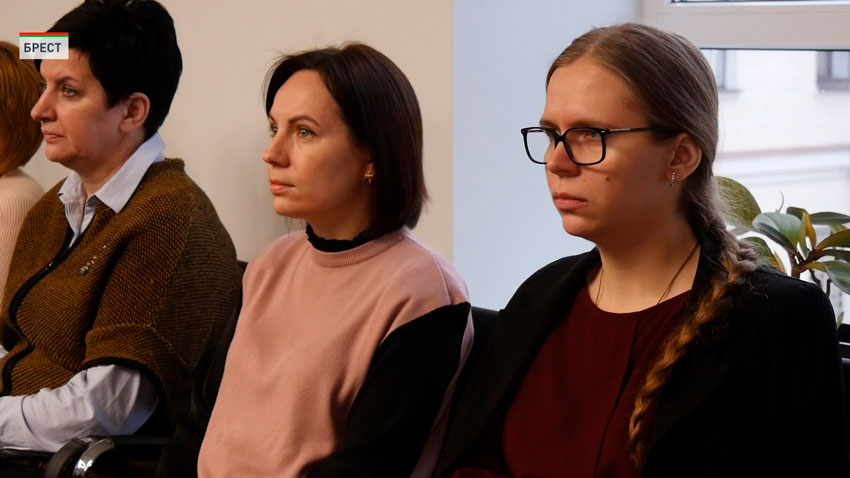 Трудовые коллективы по всей стране смотрят народное вече по телевизору или через медиапорталы в интернете.