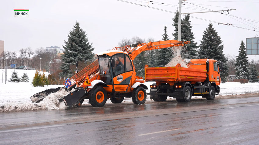 За выходные в столице вывезли 55 тысяч кубометров снега