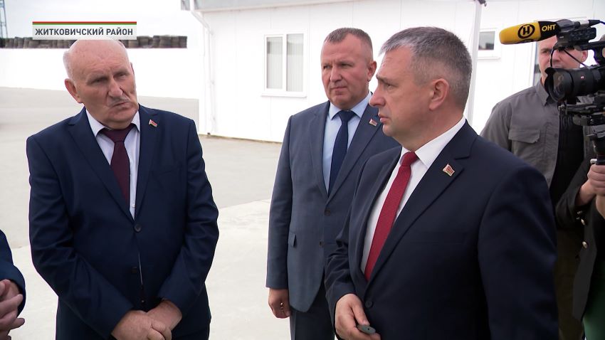 «Время отходить от «хотелок», нужен результат!» Лукашенко посетил хозяйство Шруба