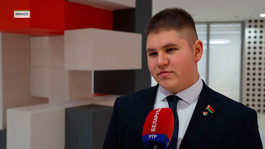 Всего мы будем работать 4 часа, 0,5 ставки. Это никак не помешает нашей учебе, потому что те, кто учится в первую смену, будут работать во вторую и наоборот. И я думаю, что мы сможем здесь заработать денег и применить полученную теорию на практике.