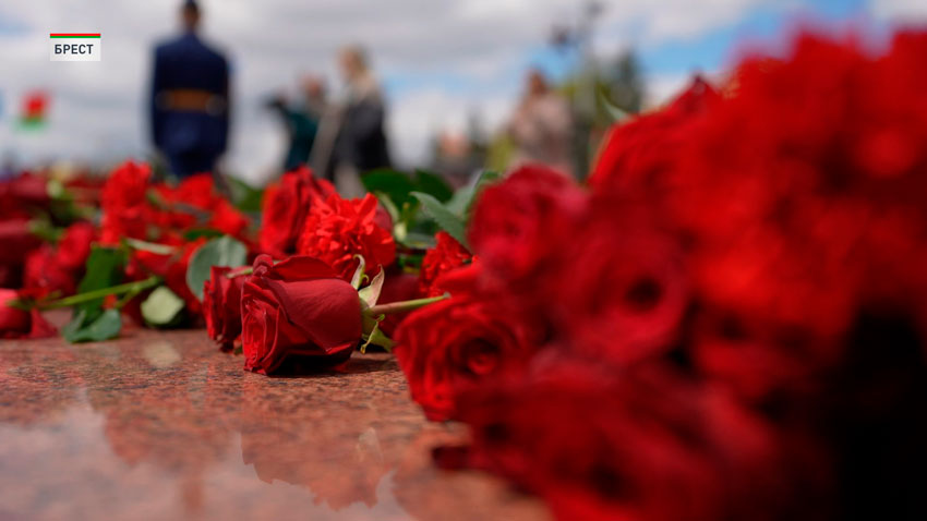 В город над Бугом российские парламентарии прибыли 15 июня вечером. Работу начали с посещения Мемориального комплекса «Брестская крепость-герой». Церемония прошла торжественно.