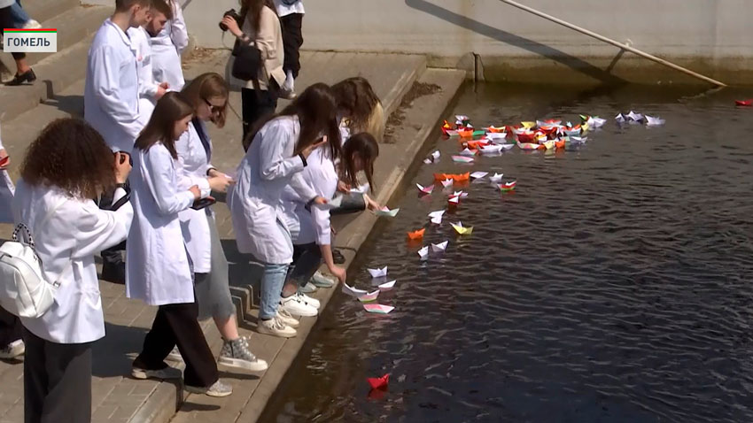 В Гомеле студенты-медики провели патриотическую акцию «Река памяти»