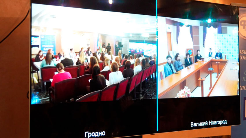 Общение белорусской стороны с помощью телемоста с коллегами из Новгорода