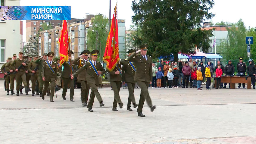 Уже по традиции вместе с военнослужащими идут и учащиеся Мачулищанской школы.