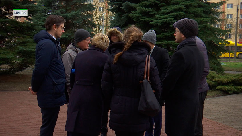 У здания Минского городского суда 19 марта находилась компания дипломатов стран Евросоюза