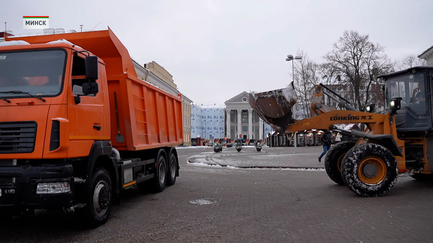 В Минске продолжается уборка дорог от снега