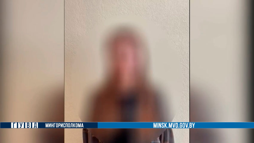 Представились как специалист по замене домофонов. И спрашивали, сколько чипов мне нужно. Сказала, что надо 4 чипа. Она сказала, пока меняем домофон. Он говорит, вот вам смс пришла на телефон и продиктовала этот код.