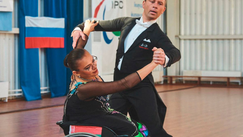 Серьезный диагноз – врожденная аномалия позвоночника – не помешал Наталье Астаниной из Минска прыгать с парашютом и побеждать в соревнованиях по танцам на инвалидных колясках.