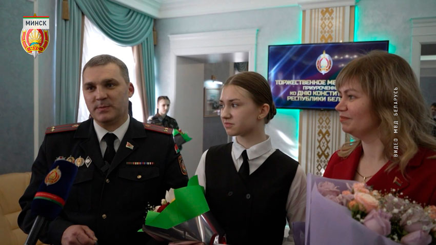 Сегодня очень знаковое событие для нашей дочери. Она получила первый в жизни свой паспорт гражданина Республики Беларусь. Втройне было приятно и волнительно получать этот документ из рук министра внутренних дел. Я думаю, что этот факт позволит нашей дочурке стать настоящим гражданином и патриотом своей страны. 