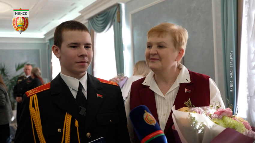 ​​​​​​​Сегодня был такой прекрасный праздник. Я получил паспорт из рук министра. Со мной находится моя мама, и это очень было здорово. 