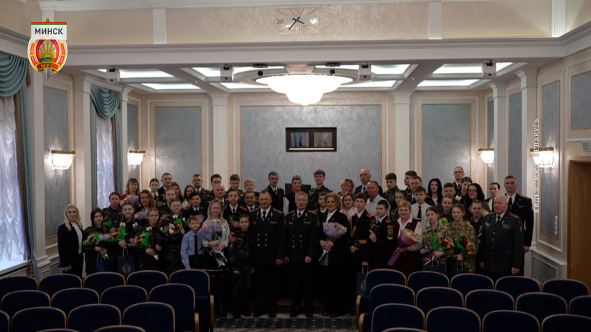 В преддверии Дня Конституции Иван Кубраков вручил паспорта юным белорусам