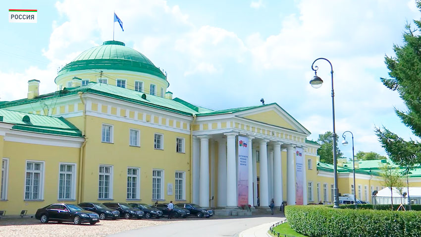 Таврический дворец в Санкт-Петербурге