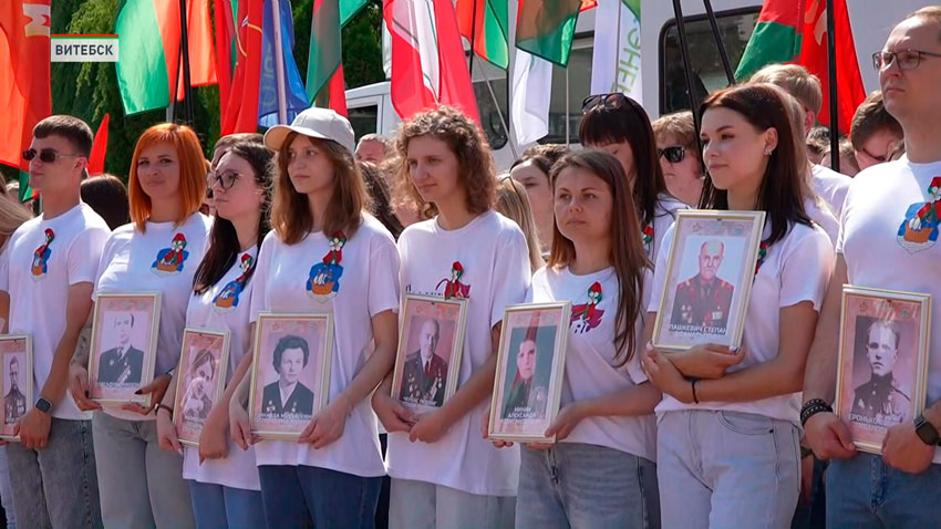 11 июля по улицам Витебска с государственным флагом и портретами героев прошло торжественное шествие.