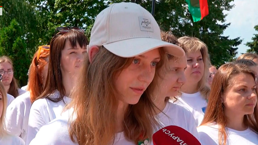 – Это не должно никогда забываться, и мы должны передавать это из поколения в поколение, чтобы дети помнили, знали и не забывали, чтобы они продолжали сохранять такое же мирное небо над головой.  – А вот вы, как представитель уже молодой смены, что делаете для того, чтобы Беларусь, ваш родной город, развивались дальше мирно?  ​​​​​​​– Я учусь в Полоцком государственном экономическом колледже на программиста. В моих задумках поднять белорусские колхозы.
