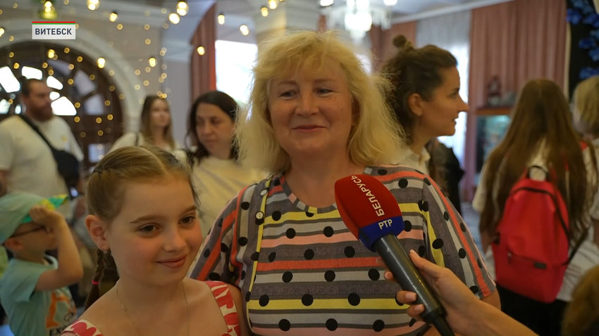 Пришли в театр Ляйка посмотреть с внучкой спектакль. Город украшен шикарно. Много народа приехало. Все счастливы, улюбающиеся лица. Все с настроением хорошим. И мы тоже. Внучка ко мне приехала из Москвы.