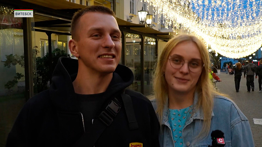 – Гуляем по городу. Такая красота, очень красиво, подсветка замечательная.  – Красиво украшен город в преддверии праздника. Все нравится, все красиво. 