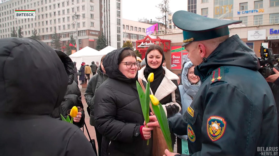Сотрудники МЧС поздравили девушек Витебска с наступающим Международным женским днём