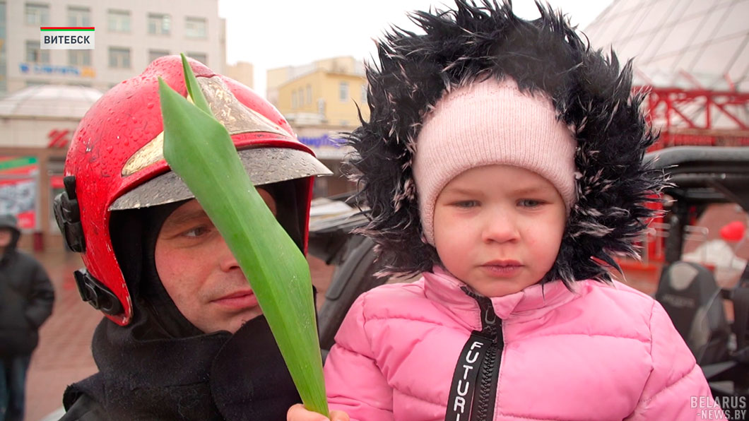 Сотрудники МЧС поздравили девушек Витебска с наступающим Международным женским днём