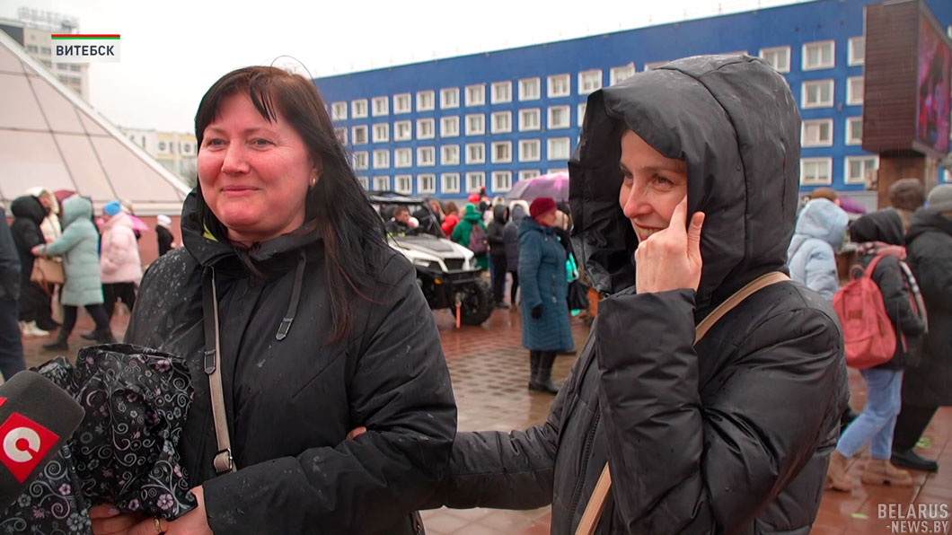 Сотрудники МЧС поздравили девушек Витебска с наступающим Международным женским днём