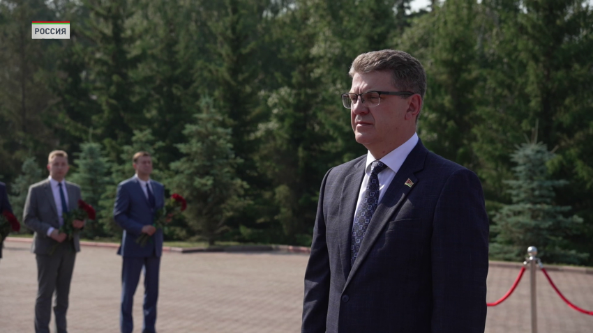 Делегация Мингорисполкома возложила цветы к Вечному огню в парке Победы