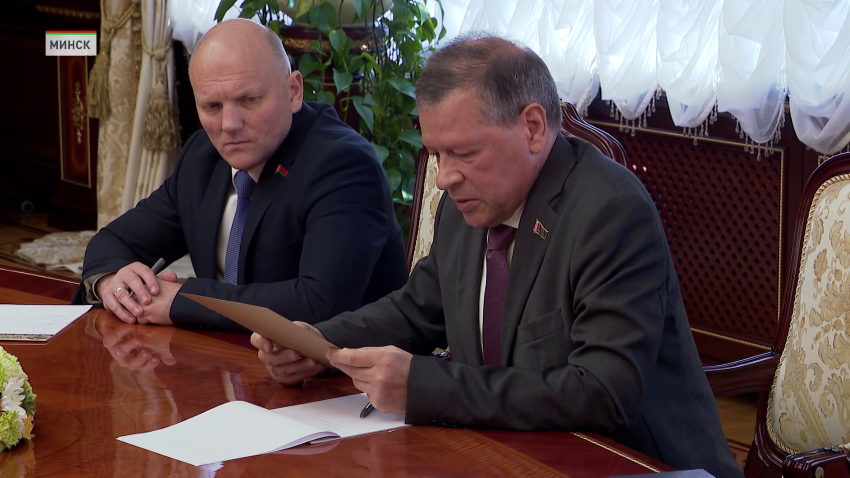 Джон Коул передал Александру Лукашенко письмо от Дональда Трампа, на котором даже был особый знак