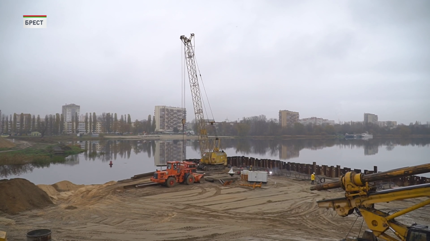 В Бресте продолжается реконструкция моста через реку Мухавец