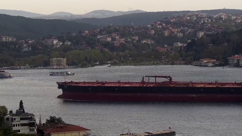 кадры с украинского боевого дрона, который атакует танкер под флагом Омана в нейтральных водах Средиземного моря