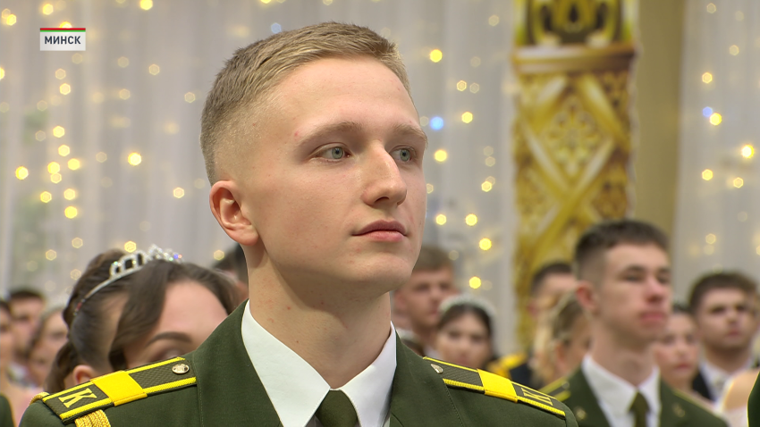 В эти минуты во Дворце Независимости более трех сотен юношей и девушек из разных регионов страны кружат в танце