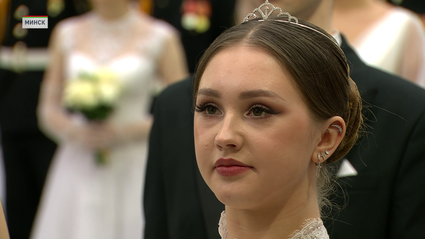 В эти минуты во Дворце Независимости более трех сотен юношей и девушек из разных регионов страны кружат в танце