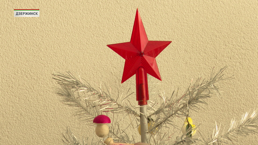 В Дзержинской районной центральной библиотеке работает выставка советских ёлочных украшений