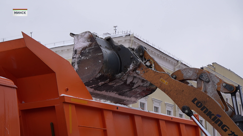 В столице и регионах устраняют последствия сильных снегопадов