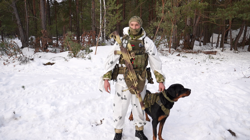 На круглосуточной службе — и четвероногий десантник. Пес по кличке Граф успешно справляется с проверкой боеготовности. Поднести аптечку и жгут, учуять чужака или порох, пойти по незнакомому следу, снабдить дополнительными боекомплектом — незаменимый помощник солдата. А еще очень обаятельный напарник держит в тонусе ночной патруль и помогает военнослужащим справляться со стрессом. 