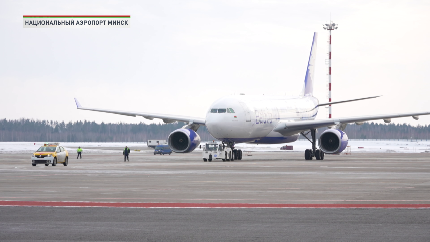 «Белавиа» представила обновленный борт с праздничной ливреей