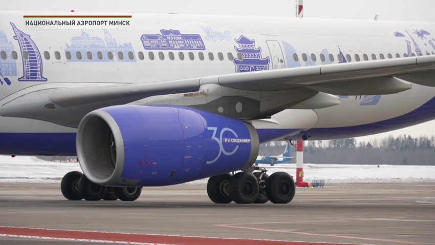 «Белавиа» представила обновленный борт с праздничной ливреей