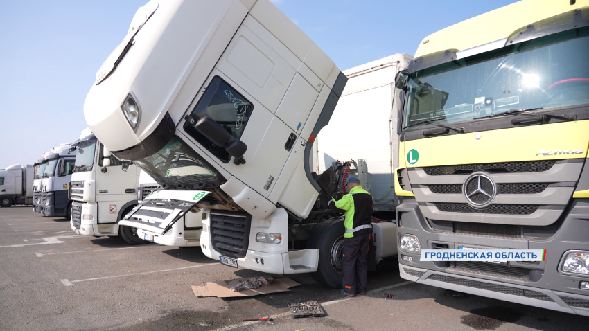 Литовские фуры постепенно покидают Беларусь