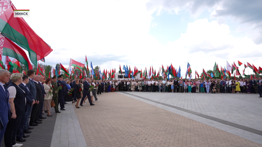 Митинг-реквием прошел у монумента «Врата памяти» в Тростенце