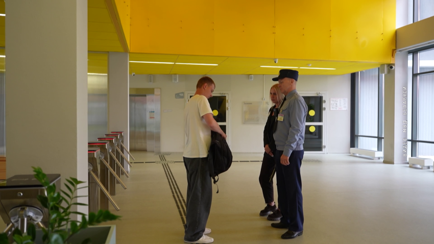Что может стать поводом для проверки вещей учащихся и как к этому отнеслись сами дети? Смотрите в сюжете
