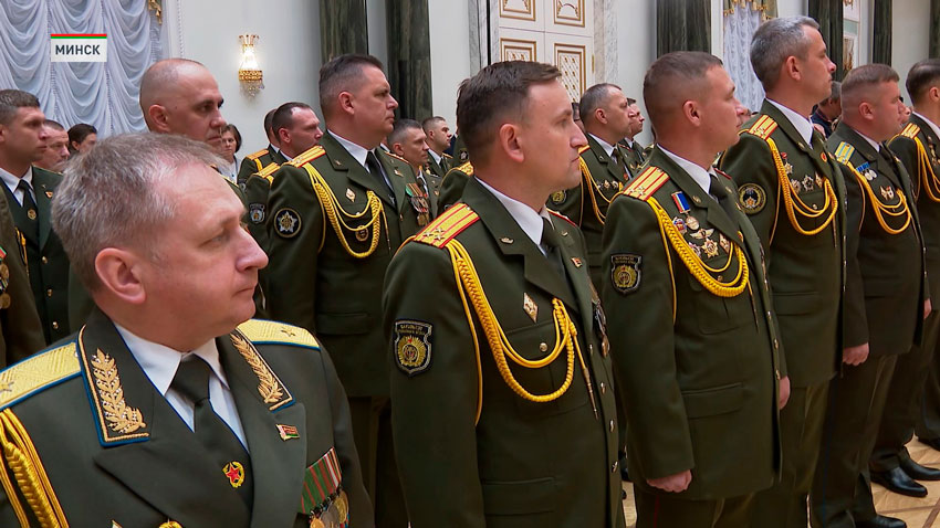 Лукашенко вручил благодарности и погоны военным