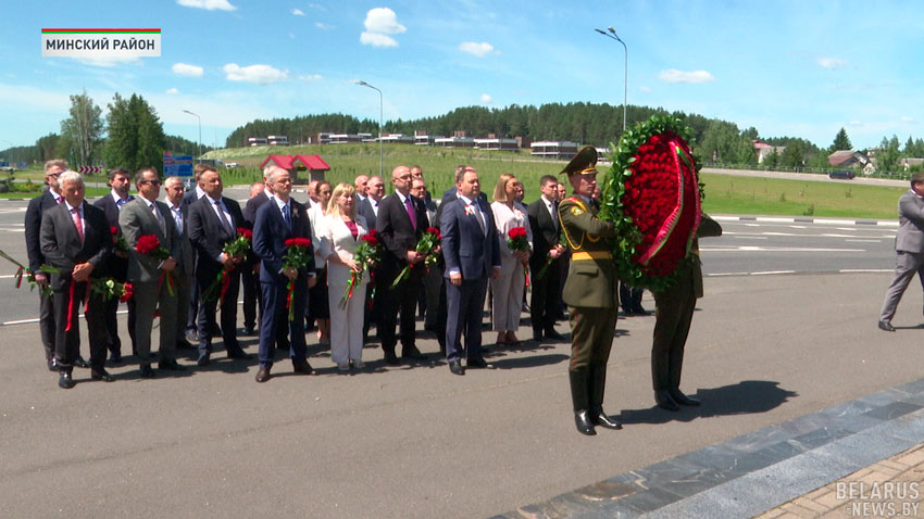 Руководители крупнейших банков Беларуси посетили братскую могилу в Острошицком Городке