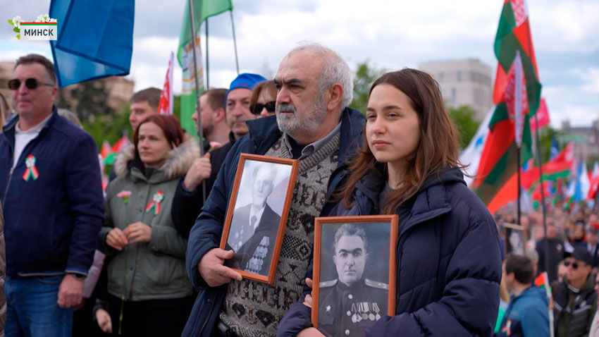 У многих в руках портреты своих родственников – участников Великой Отечественной войны. О событиях сороковых белорусам и сейчас тяжело и больно вспоминать. Трагедия затронула практически каждую семью.