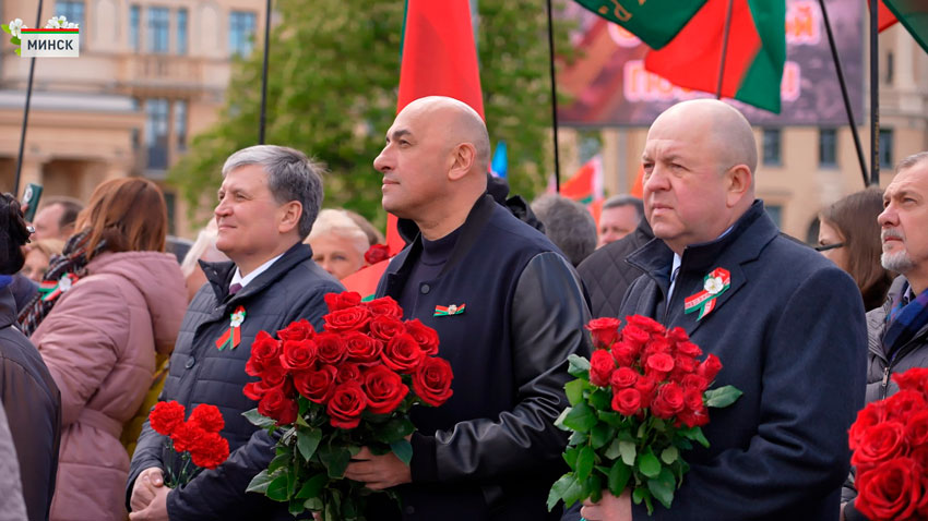 Торжественная церемонии возложения цветов и венков к монументу Победы 9 мая прошла в Минске