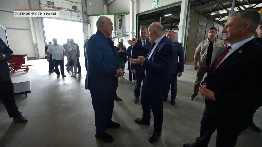 «Время отходить от «хотелок», нужен результат!» Лукашенко посетил хозяйство Шруба