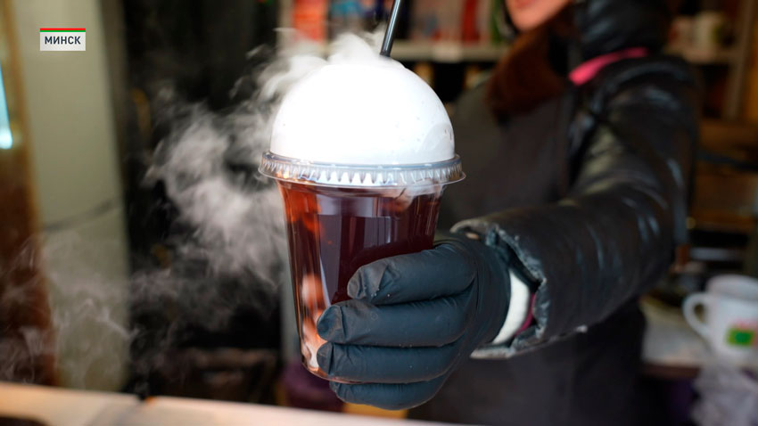 «Калядны кiрмаш» уже несколько лет подряд удивляет жителей и гостей Минска своим разнообразием угощений и изделий ремесленников. В первую очередь – это товары белорусских мастеров и фермеров. У всех желающих будет возможность отведать шашлыки, драники, блины и горячие напитки.