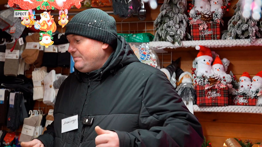 На каждого покупателя есть свой товар. Кто-то хочет магнитик, кто-то хочет коня купить, кто-то хочет снеговика, кто-то носочки тепленькие, мало ли, новогодняя тематика.