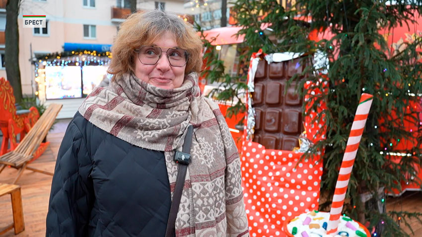 У нас с мужем путешествие по Беларуси. Очень понравилось. Необыкновенная игрушка есть, она расписана мастерами из Бреста. Шар и там фонарщик. Фонари, фонарщик. Я думала, мы тоже ее купим на память.